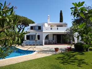 Outdoor pool - Villa with charm, pool and large garden near the beach (Vale do Lobo/Almancil)