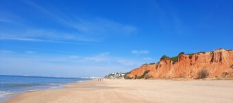 Villa with charm, pool and large garden near the beach