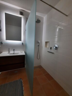 Combined shower/tub, hair dryer, bidet, towels
