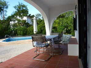 Outdoor dining - Villa with charm, pool and large garden near the beach (Vale do Lobo/Almancil)
