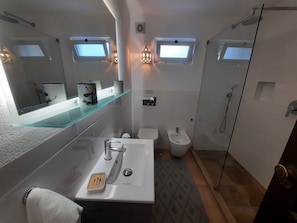 Combined shower/tub, hair dryer, bidet, towels - Villa with charm, pool and large garden near the beach (Vale do Lobo/Almancil)