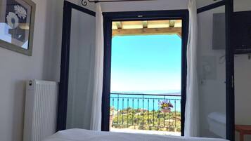 4 bedrooms, desk, iron/ironing board, free WiFi