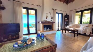 TV connectée, cheminée, lecteur de DVD, baby-foot