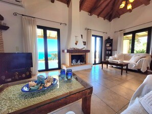 Smart TV, fireplace, DVD player, foosball - Villa Anna • a slice of heaven  (Porto Heli)
