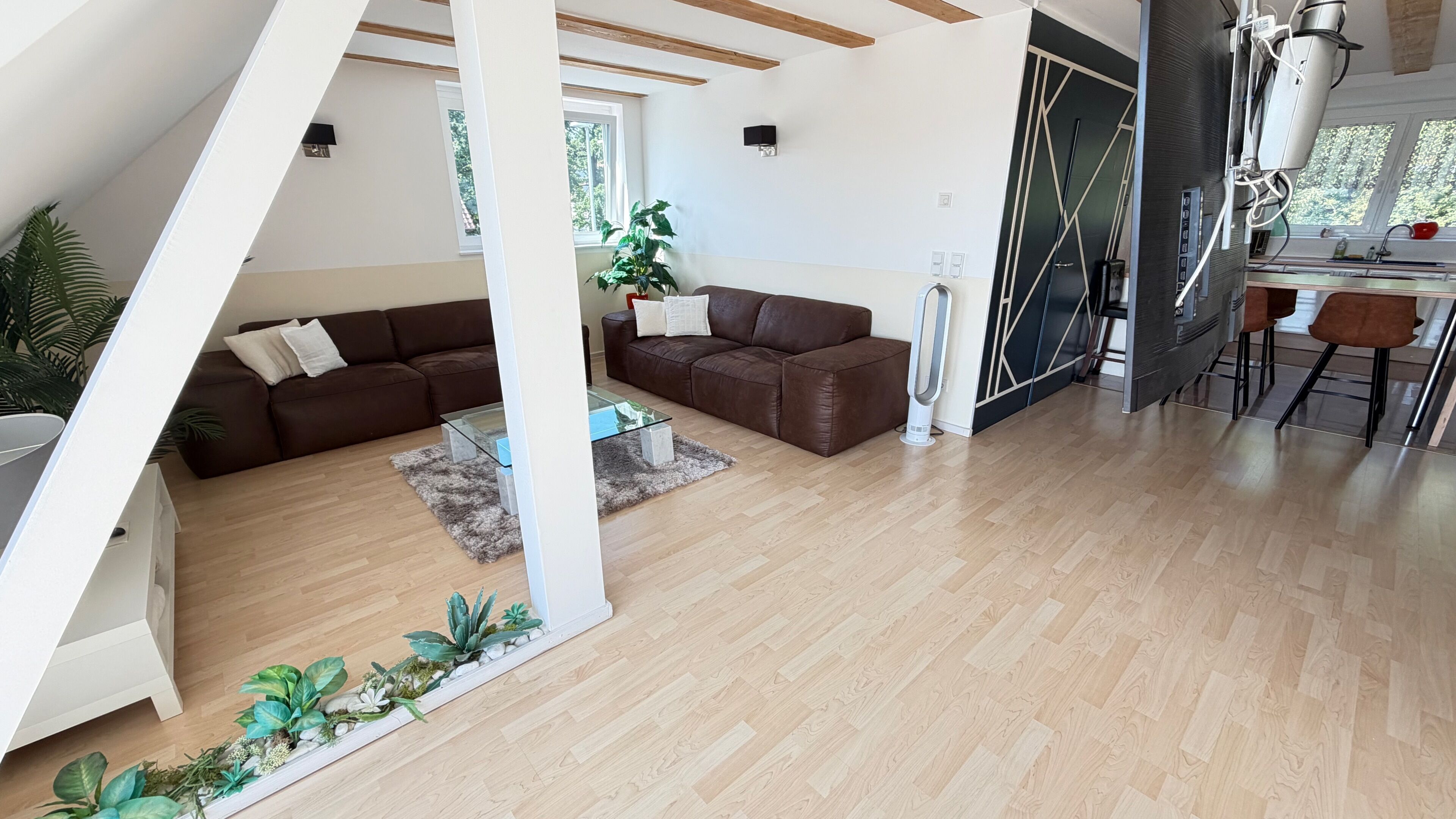Smart TV, fireplace, DVD player, stereo