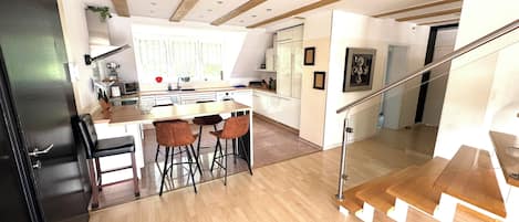 Réfrigérateur, four à micro-ondes, un four, surface de cuisson