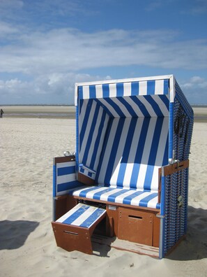 Beach nearby, sun loungers - Modern, large 4 star house w/sauna and fireplace - 800m to the North Sea shore (Dornumersiel)