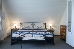 3 slaapkamers, een strijkplank/strijkijzer, reisbedje, gratis wifi