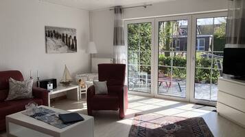 Fernseher, Kamin, DVD-Player, Bücher