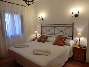 4 عدّة غرف نوم ومكواة/لوح كي وسرير سفر وواي فاي مجانًا