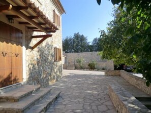 المنطقة المحيطة بالمنشأة