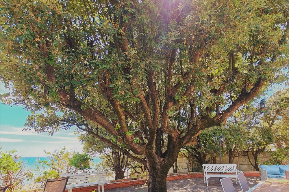 STUPENDA VILLA GREG SULLA SPIAGGIA CON ACCESSO DIRETTO AL MARE