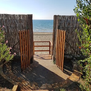 Sulla spiaggia, lettini da mare, teli da spiaggia