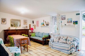 Smart TV, fireplace, books, video library