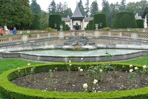 A formal garden with a central fountain, manicured hedges, and a gazebo in the background. - 90m2, TOP LOCATION, CLOSE TO VIENNA, QUIET, CLEAN, SECURE, CHEAP, SCS, WiFi (Wiener Neudorf)