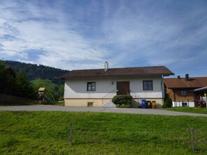 Exterior - Luxurious holiday home, panoramic view, next to the ski lift, train/ski included (Oberstaufen / Steibis)