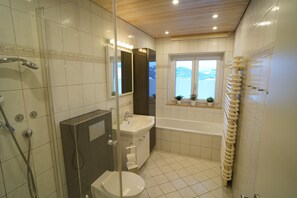 Baignoire, séchoir à cheveux