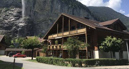 SKI / SUN Tyylikäs nykyaikainen chalet lähellä Staubbachin putoukset. Jungfrau hiihto / retkeilyalue.