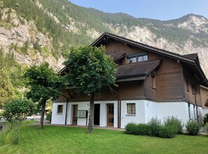 Exterior - SKI/SUN Stylish modern chalet near Staubbach Falls. Jungfrau skiing/hiking area. (Lauterbrunnen)