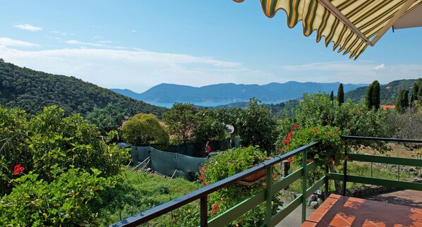 A terrace with a view of a mountainous landscape and a body of water. - 'Cà Mary serenity just steps from the sea, comfortable house with garden !!! (Lerici)