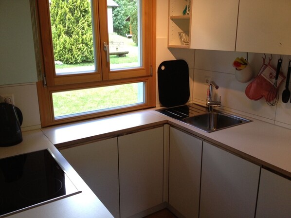 A kitchen with a window, a sink, and a stove. - Detached cottage in an unspoilt south-facing slope at 1000m, forest edge (Feldberg (Schwarzwald))