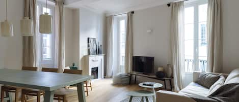 Télévision, lecteur de DVD, vidéothèque, chaîne hi-fi