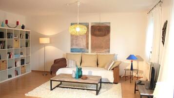 Fernseher, Bücher, Stereoanlage