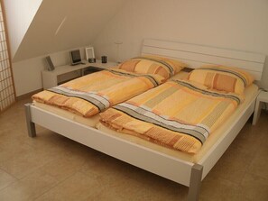 3 bedrooms, in-room safe, iron/ironing board, WiFi