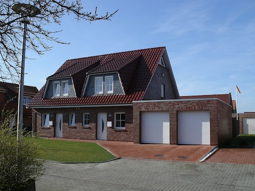 Exclusive comfortable for 6-dog house with design furnishings, WiFi, beach chair