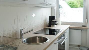 Frigorifero, forno, piano cottura, macchina per tĂš/caffĂš