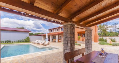 PropriĂ©tĂ© totalement privĂ©e - piscine, jardin, aire de jeux, prĂ©s et forĂȘts
