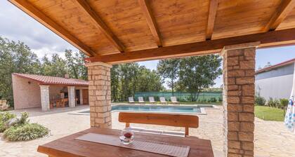 Traumhafte Villa und Anwesen - Pool, Garten, Spielplatz, Wiesen und Wäldern