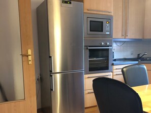Kühlschrank, Mikrowelle, Ofen, Geschirrspüler