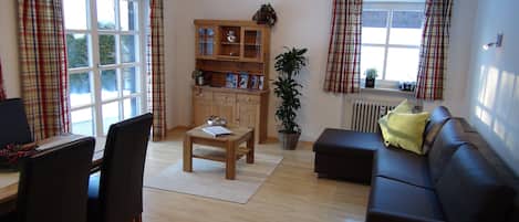 TV, DVD player, livros, aparelho de som