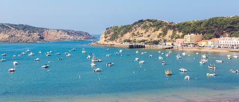 Perto da praia, espreguiçadeiras, toalhas de praia 