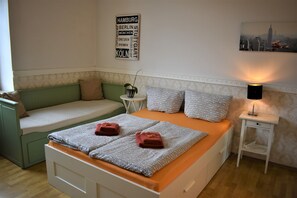 1 bedroom, iron/ironing board, WiFi, bed sheets - Great price in the old town and center, nice view, central, cozy with heart (Heidelberg)