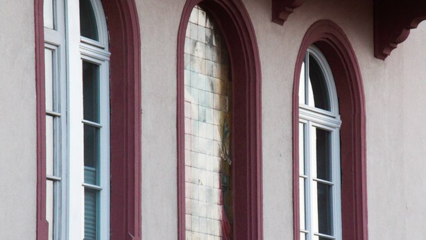 A building facade with three arched windows and the name "Piccolo Mondo" on the lower part. - Great price in the old town and center, nice view, central, cozy with heart (Heidelberg)