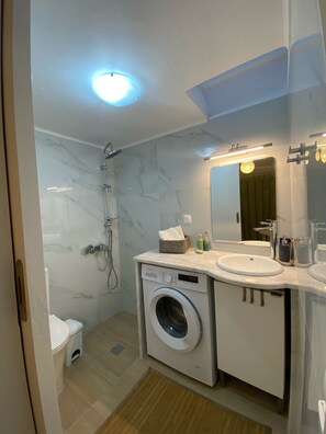 Douche, séchoir à cheveux, serviettes fournies