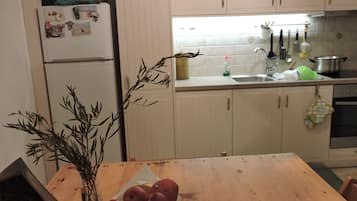 Fridge, stovetop, coffee/tea maker, toaster