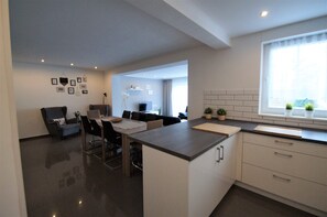 Dining - Luxury Home 12 beds A3 connection 8 minutes to Cologne fair, city center, 200sqm (Leverkusen)