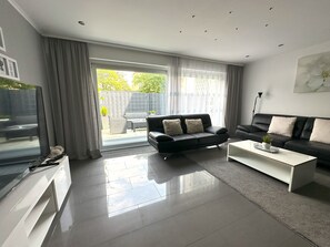 Una Smart TV, libros, un reproductor estéreo