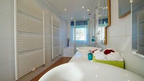 Bathtub, hair dryer, towels, soap - Luxury Home 12 beds A3 connection 8 minutes to Cologne fair, city center, 200sqm (Leverkusen)