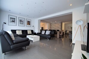 Smart TV, books, stereo - Luxury Home 12 beds A3 connection 8 minutes to Cologne fair, city center, 200sqm (Leverkusen)