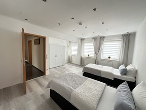 5 bedrooms, desk, iron/ironing board, travel cot - Luxury Home 12 beds A3 connection 8 minutes to Cologne fair, city center, 200sqm (Leverkusen)