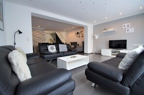 Una Smart TV, libros, un reproductor estéreo