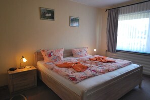 3 makuuhuonetta, tallelokero huoneessa, silitysrauta/-lauta