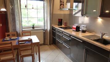 Fridge, microwave, stovetop, dishwasher