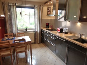 Réfrigérateur, micro-ondes, plaque de cuisson, lave-vaisselle