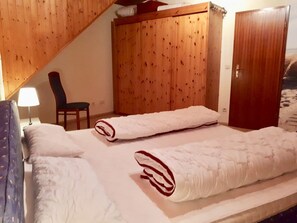 2 bedrooms, in-room safe, iron/ironing board, free WiFi