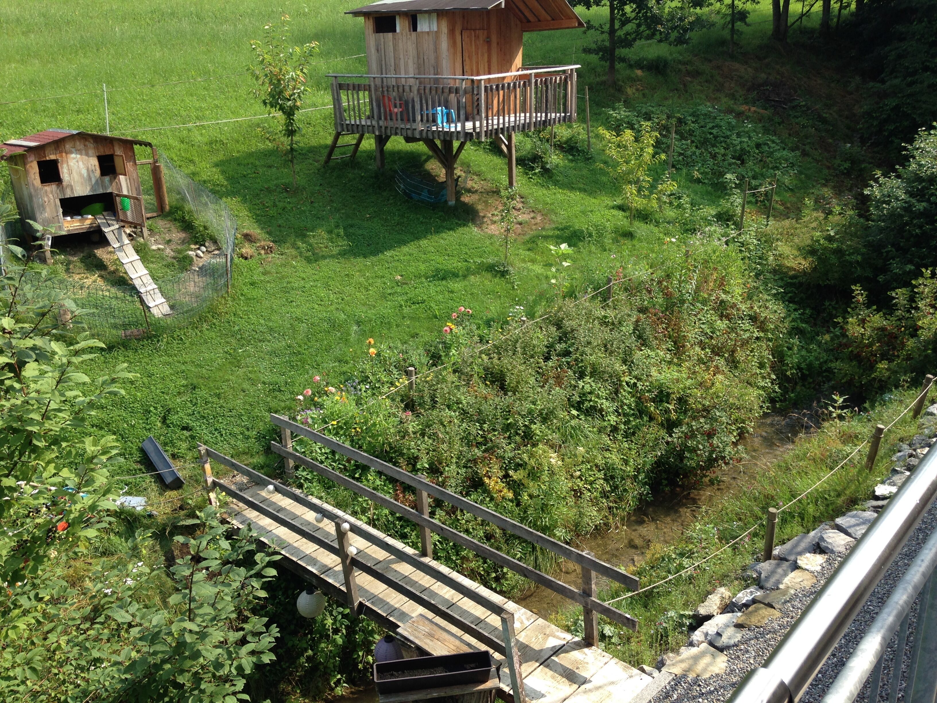 Die Brücke führt über den Bach zu unseren Kaninchen und zum Spielhaus